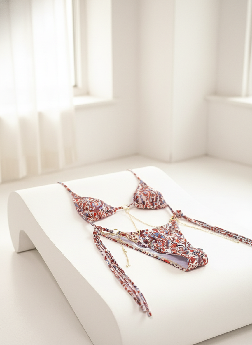 ביקיני חוטיני עם שרשרת